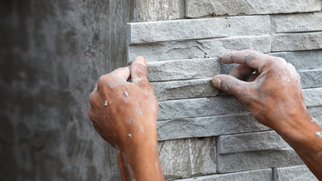 Hausfassade mit Natursteinplatten