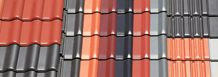 Hausbau: farbige Dachziegel Ausstellung im Detail