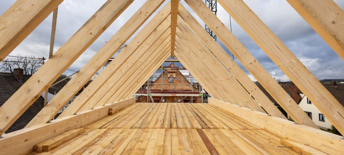 Dachstuhl auf einem Rohbau von einem Einfamilienhaus