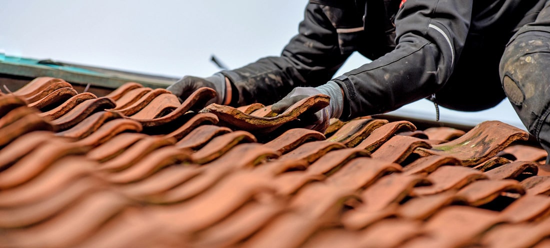 Dachdecker auf dem Dach Arbeistsicherheit