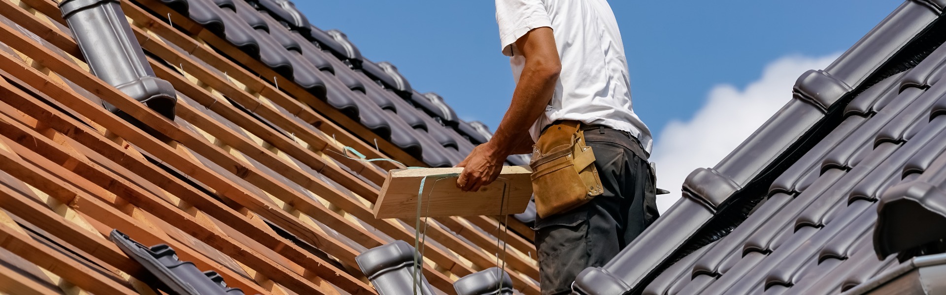 Dachdecker bei der Arbeit