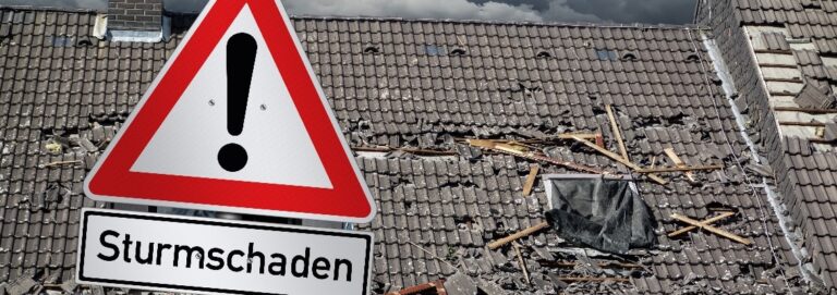 Warnschild vor zerstörtem abgedecktem Dach