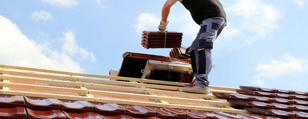 Dachdecker bei der Arbeit