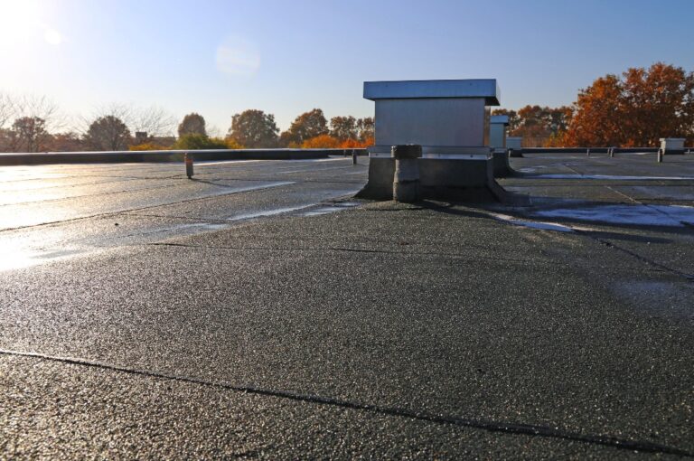 Gebäude mit neu sanierter Flachdachabdichtung
