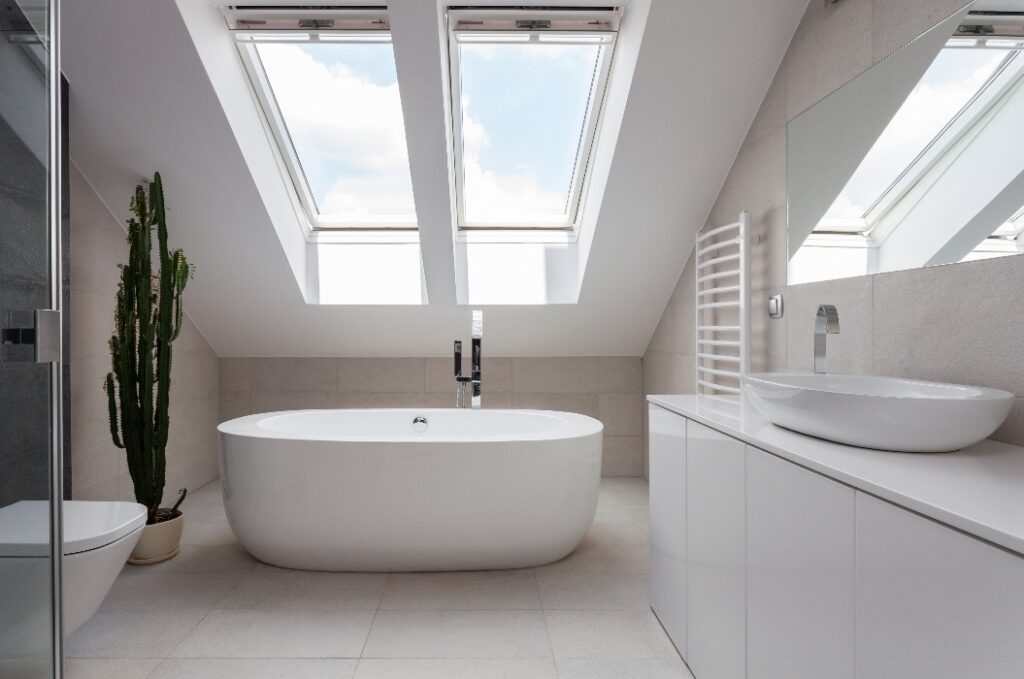 Freistehende Badewanne im weißen Badezimmer