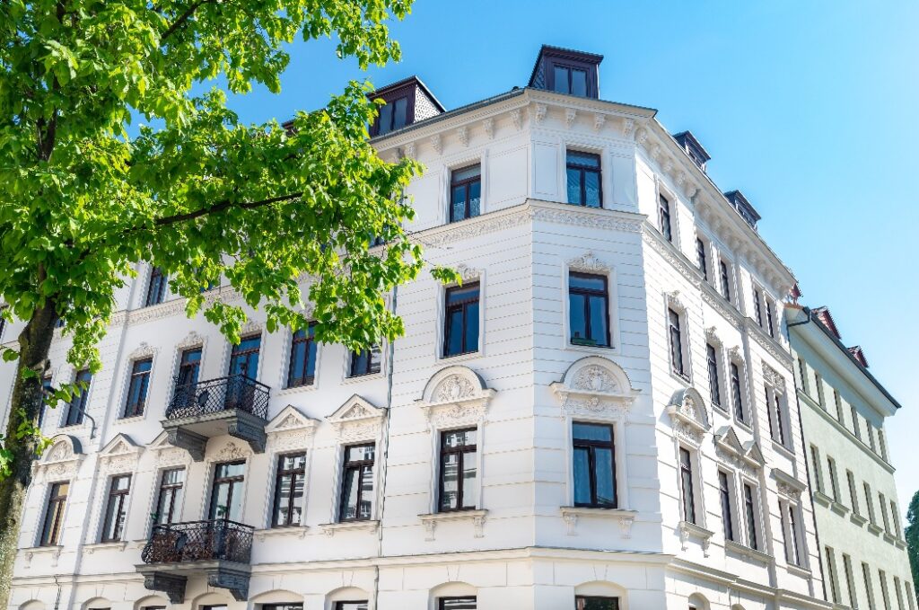 nobles Altbauhaus in Deutschland, helle Fassade