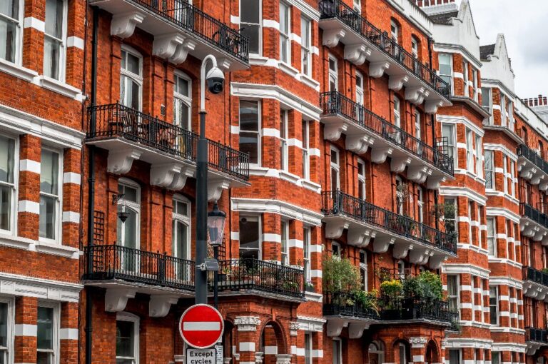 Rotes Backsteinhaus in London mit weißen Fenster und kleinen Balkon
