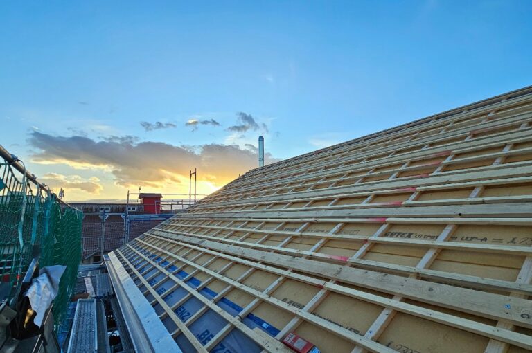 Dachsanierung bei Sonnenuntergang