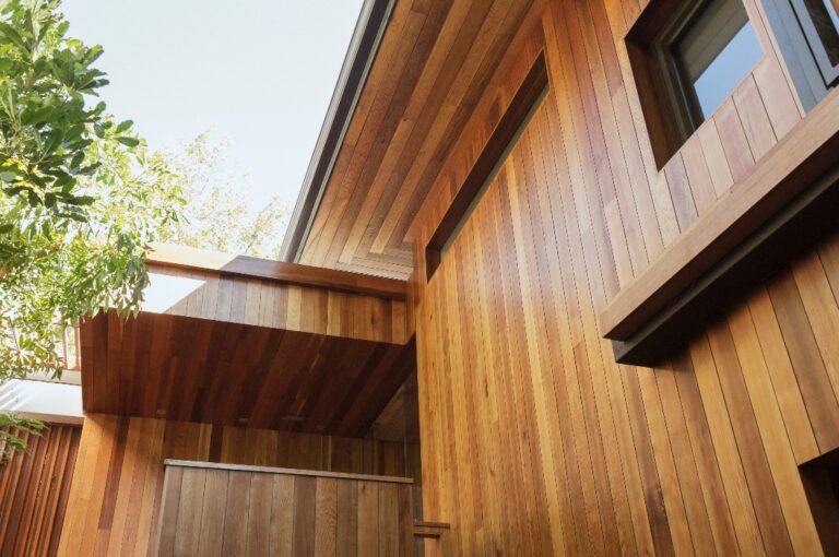 Detailansicht der Holzverkleidung eines Hauses