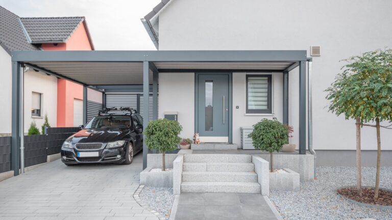 Moderner Stahlcarport an Einfamilienhaus