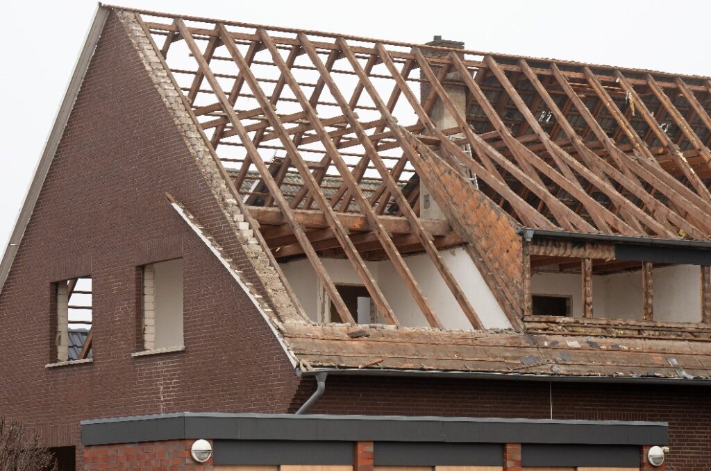 Kernsanierung eines alten Hauses - Blick in den offenen Dachstuhl