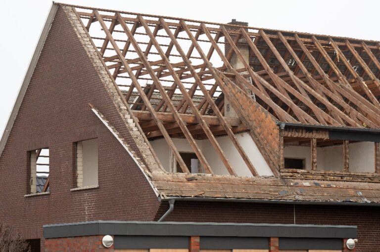 Kernsanierung eines alten Hauses - Blick in den offenen Dachstuhl